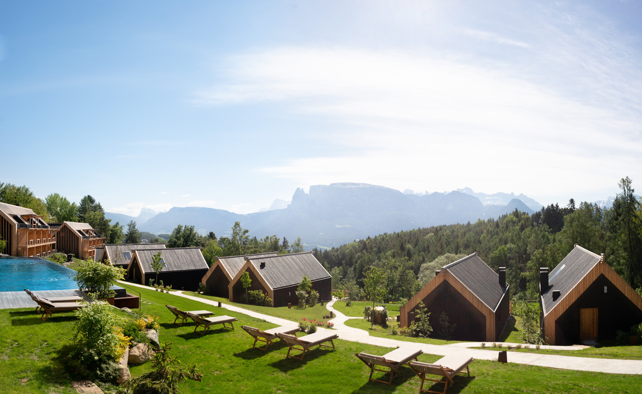 Adler Lodge Ritten im Sommer mit Pool und Sonnenliegen