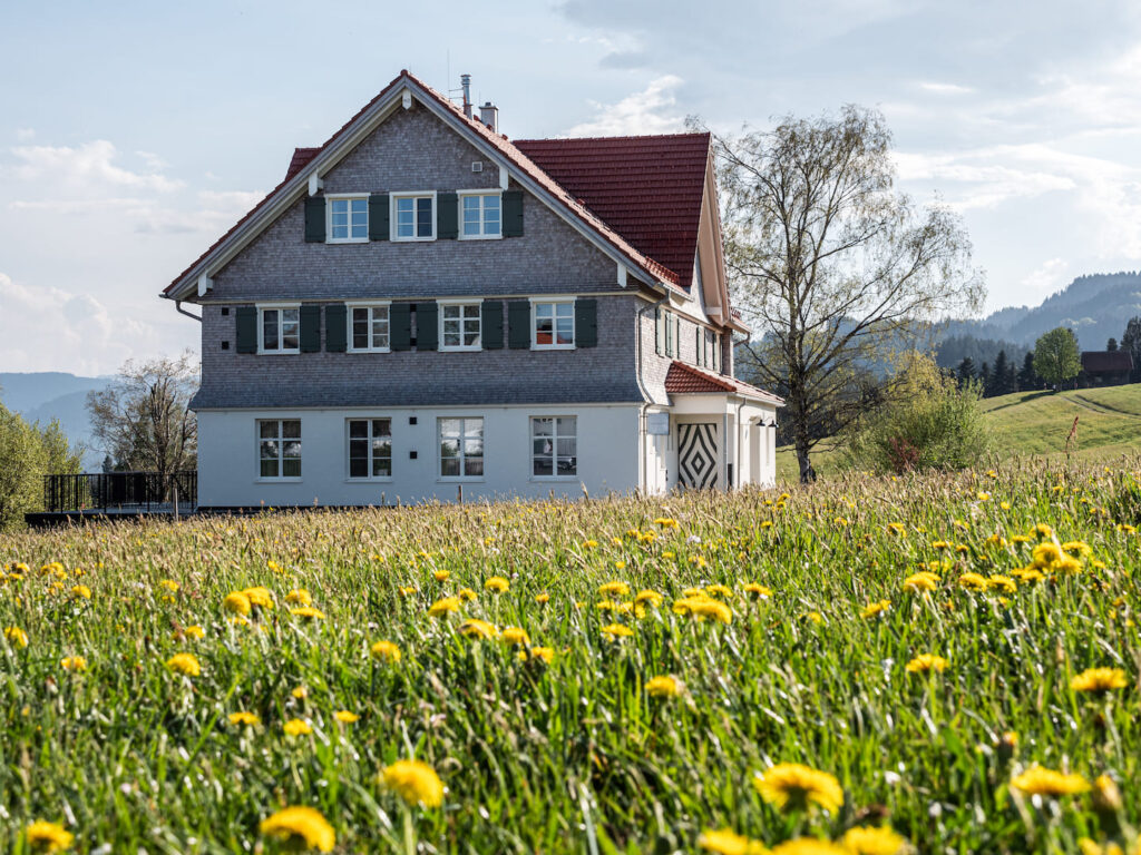Select Green Hotels Alpenloge im Allgäu inmitten grüner Wiesen