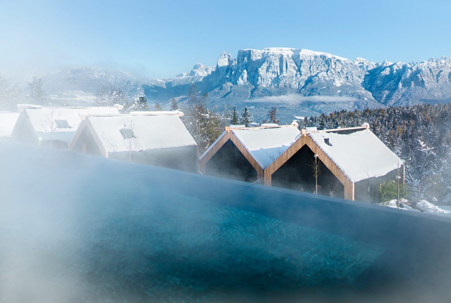 Adler Lodge Ritten beheizter Infinity Pool mit Blick auf Schneeberge