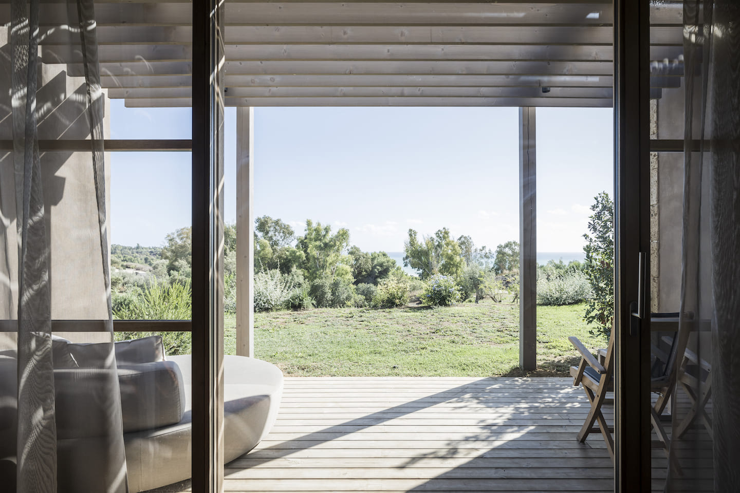 Adler Spa Resort Sicilia Terrasse der Junior Suite mit Blick ins Grüne