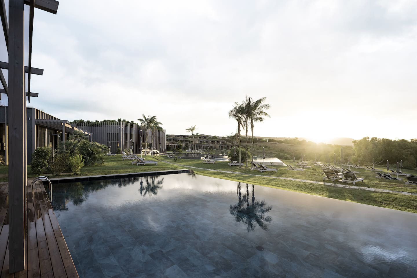 Adler Spa Resort Sicilia Pool und Liegewiese mit Sonnenliegen