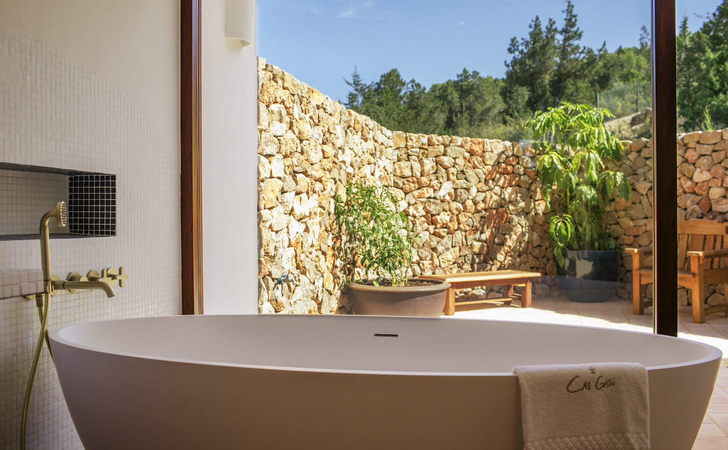 Select Green Hotels Cas Gasi Agroturismo Ibiza bathroom with outdoor space