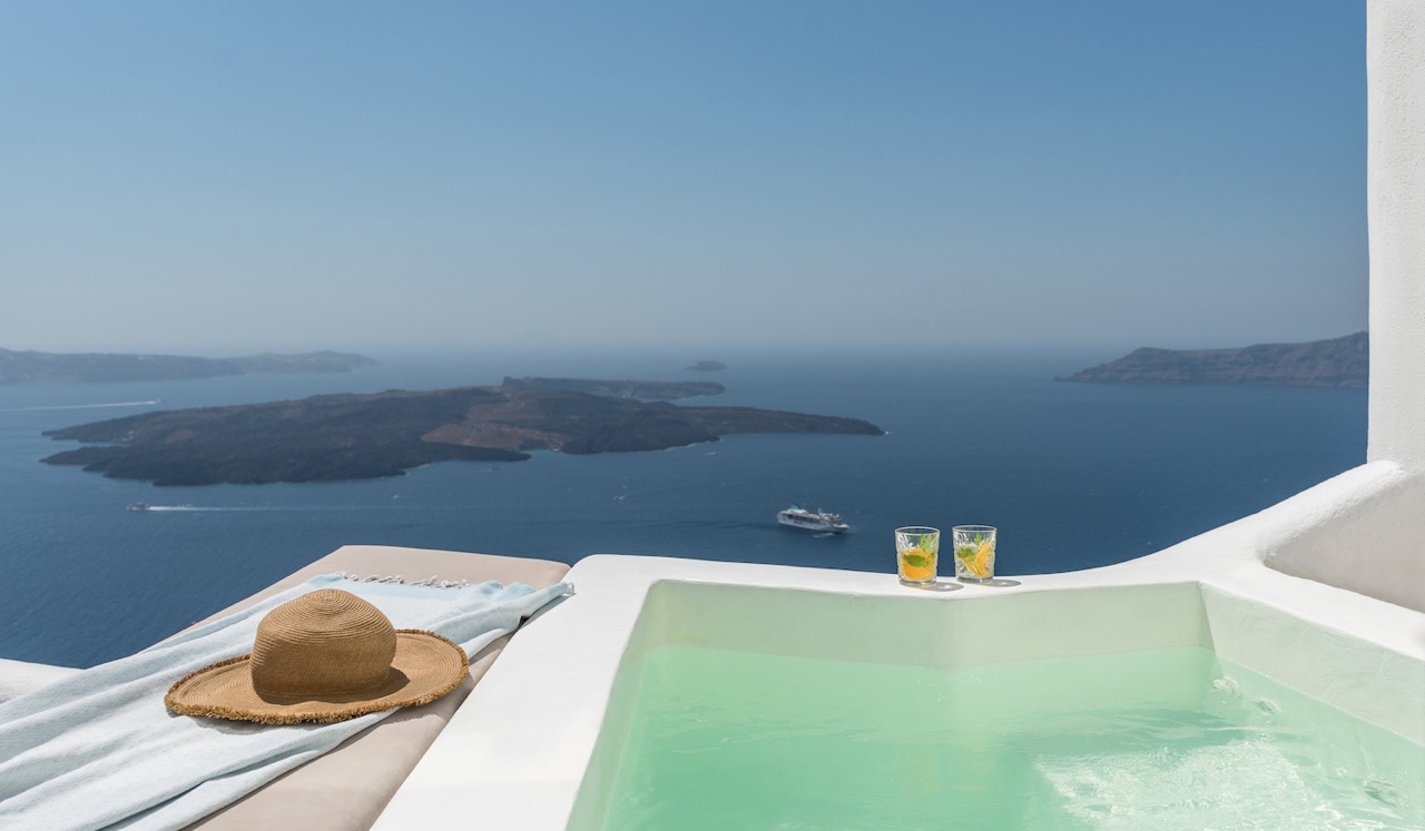 Select Green Hotels Cocoon Suites Santorini private jacuzzi