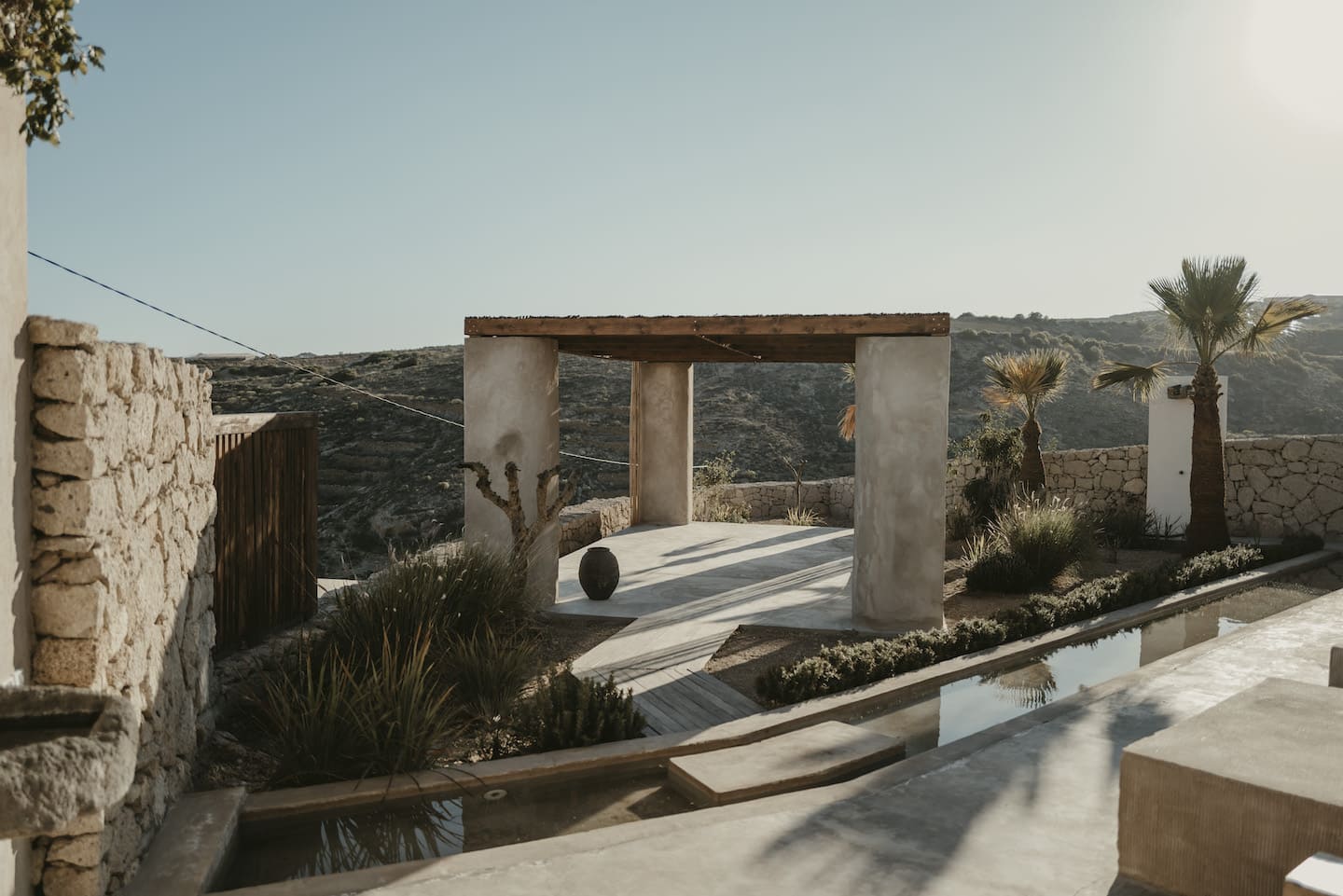 Ecohotel El Agua Teneriffa Yoga Vegan shadow outside