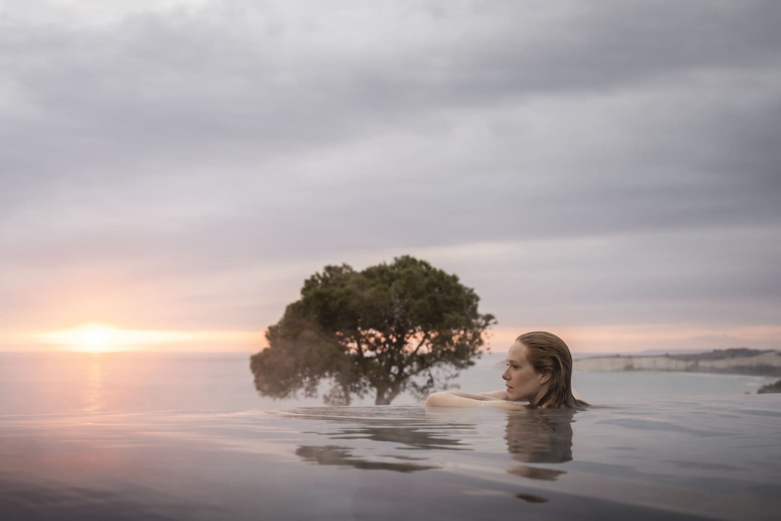 Adler Spa Resort Sicilia Frau im Pool mit Blick auf die Küste