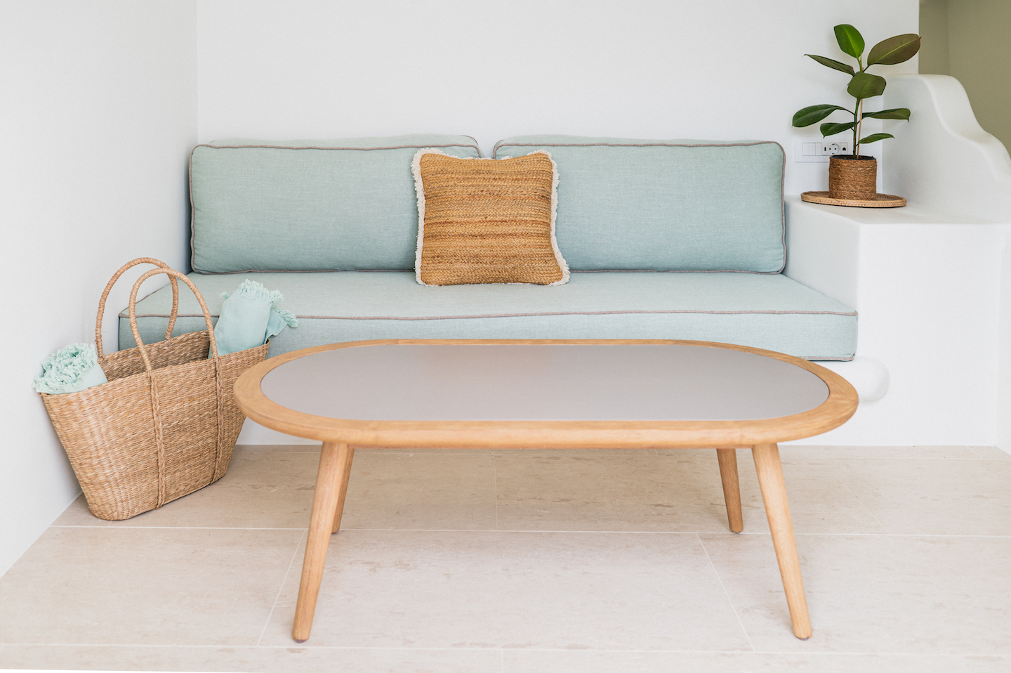 Select Green Hotels MOD vegan hotel santorini Sofa mit Tisch