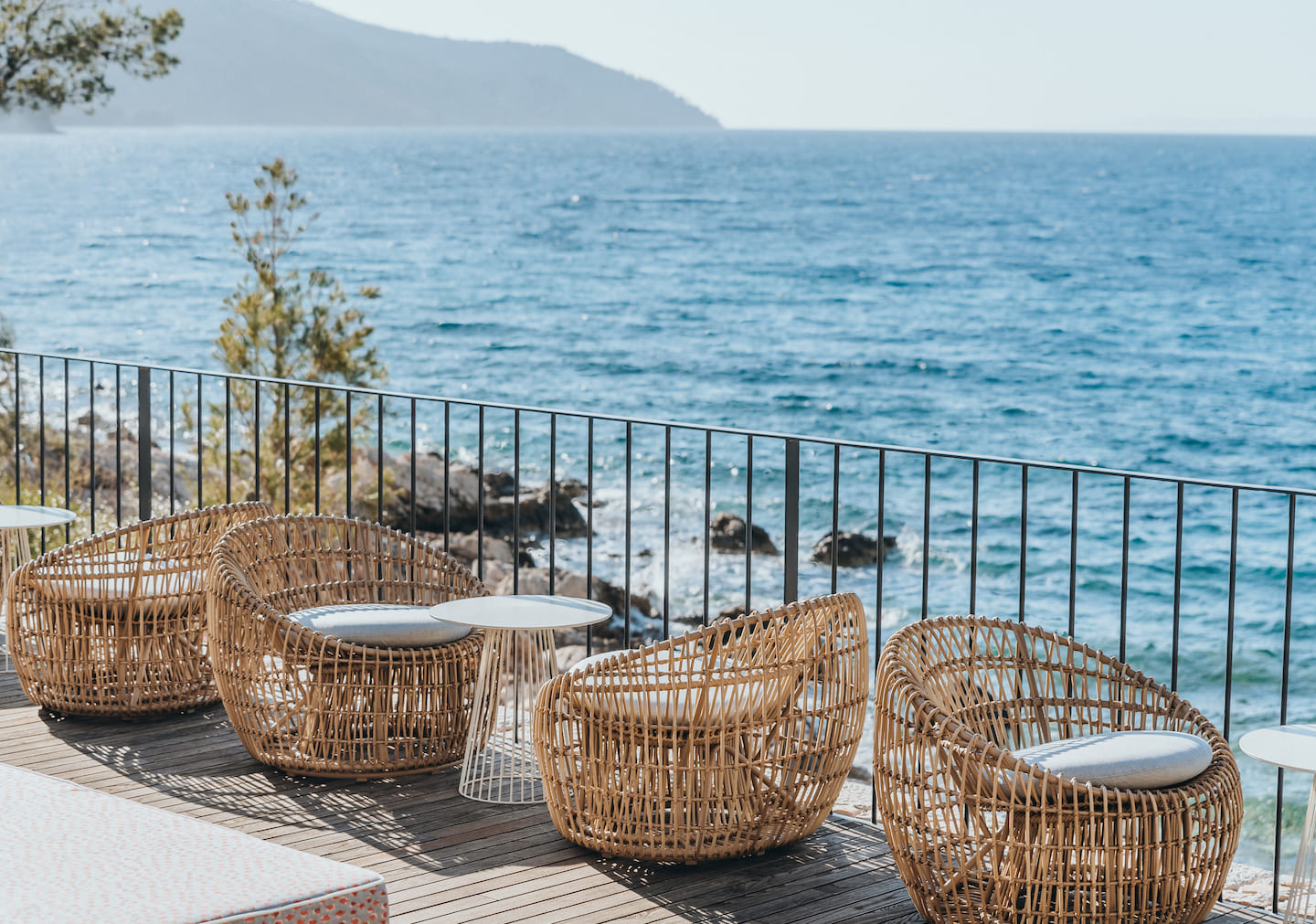 Select Green Hotels Maslina Resort Hvar Loungesessel an der Terrasse mit Meerblick