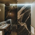 Select Green Hotels Maslina Resort Hvar Badezimmer mit schwarzem Marmor