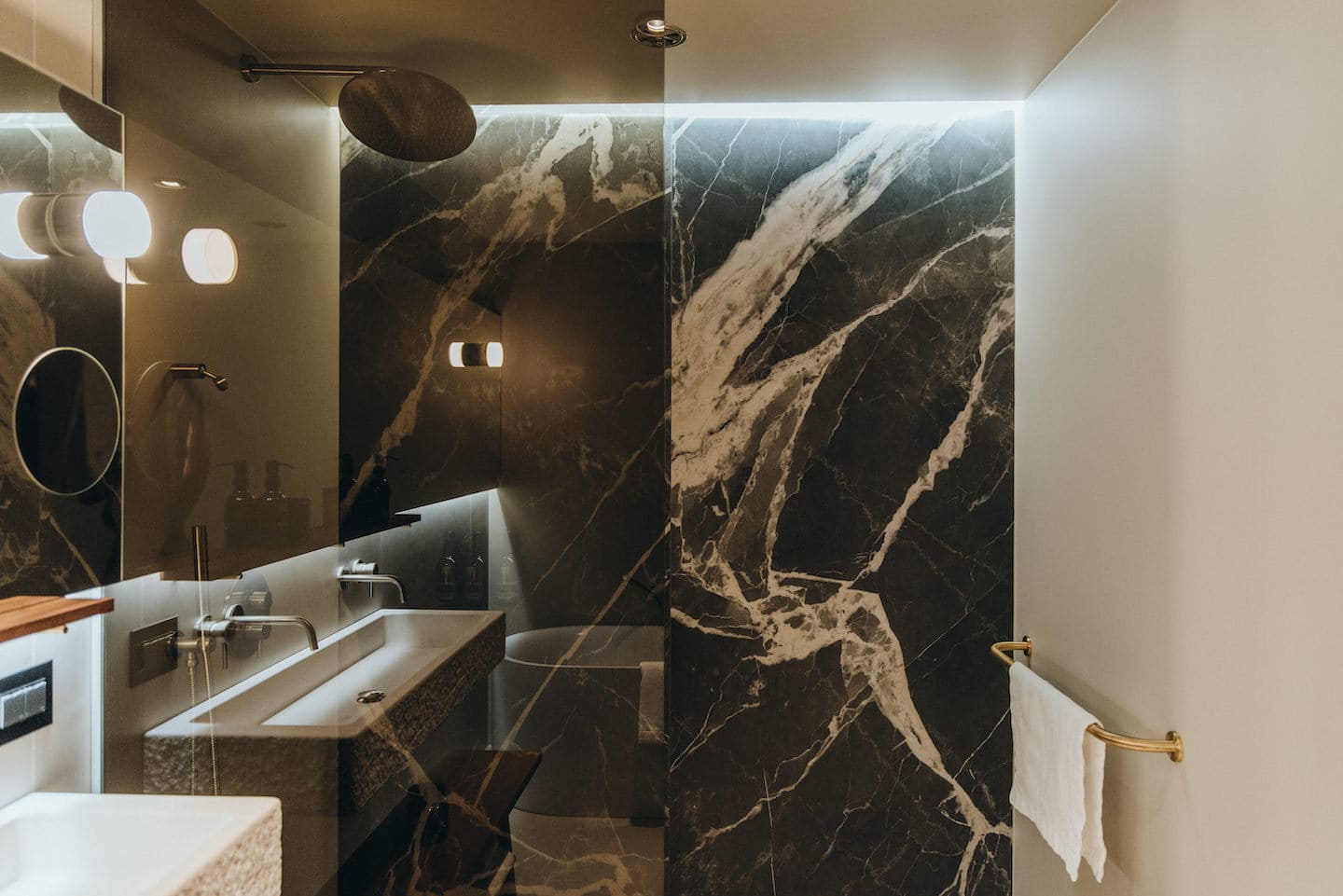 Select Green Hotels Maslina Resort Hvar Badezimmer mit schwarzem Marmor