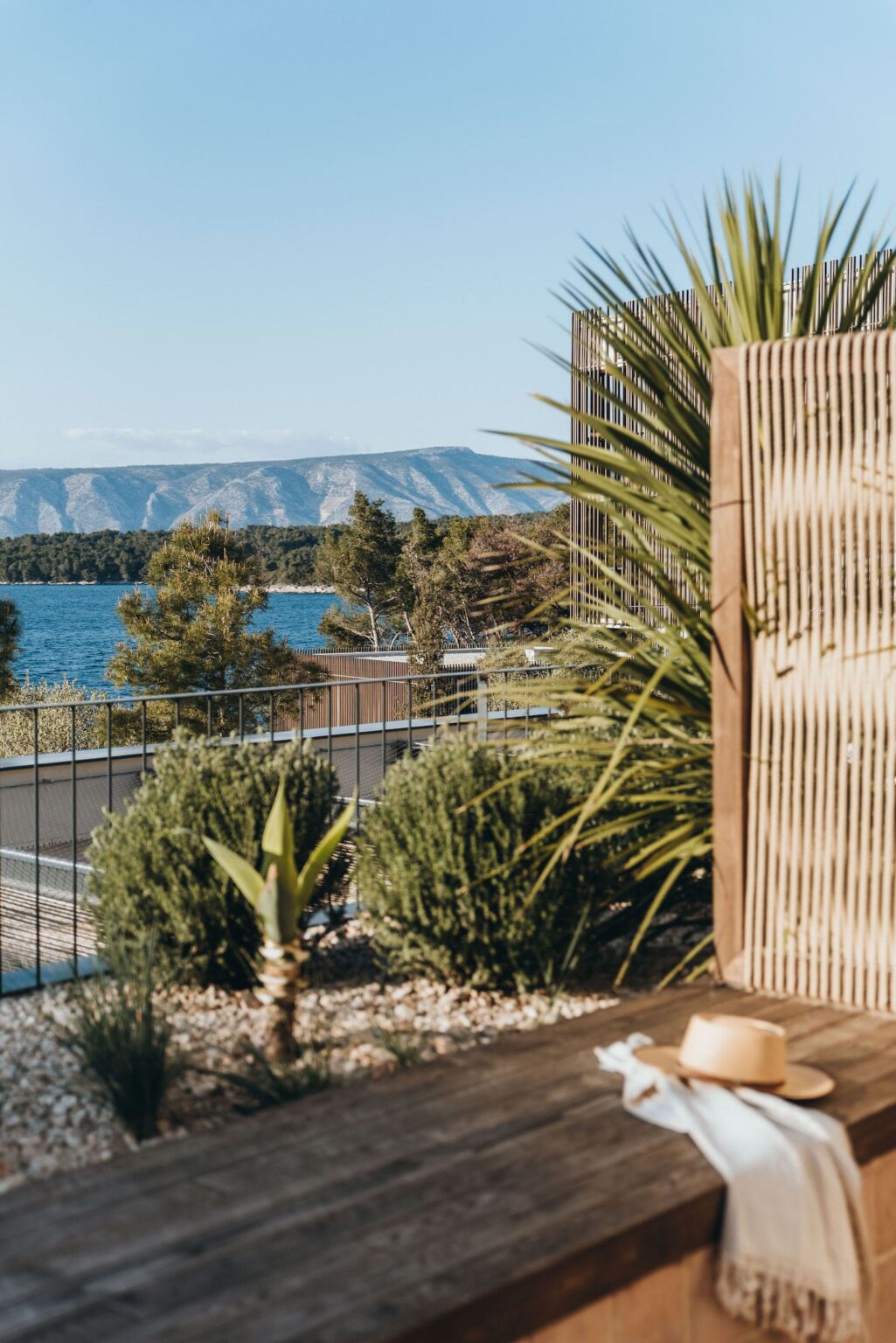 Select Green Hotels Maslina Resort Hvar Balkon mit Meerblick und Bergen im Hintergrund