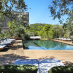 Select Green Hotels Maslina Resort Hvar Pool mit Liegestühlen und Natur im Hintergrund