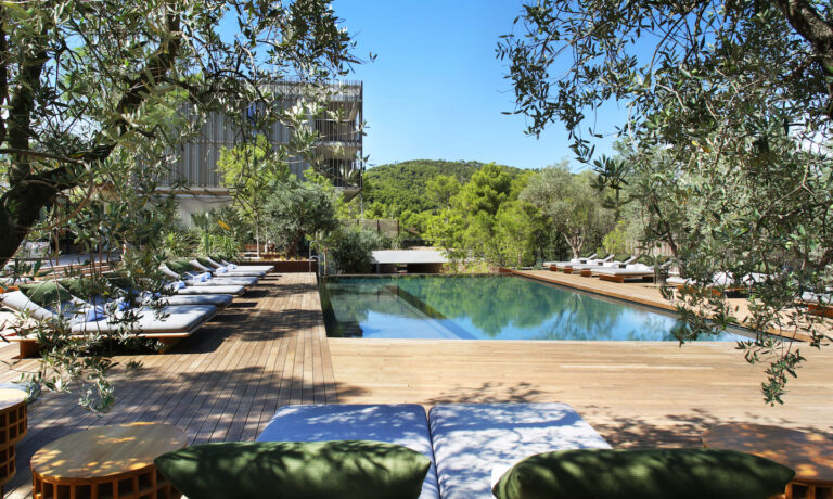 Select Green Hotels Maslina Resort Hvar Pool mit Liegestühlen und Natur im Hintergrund
