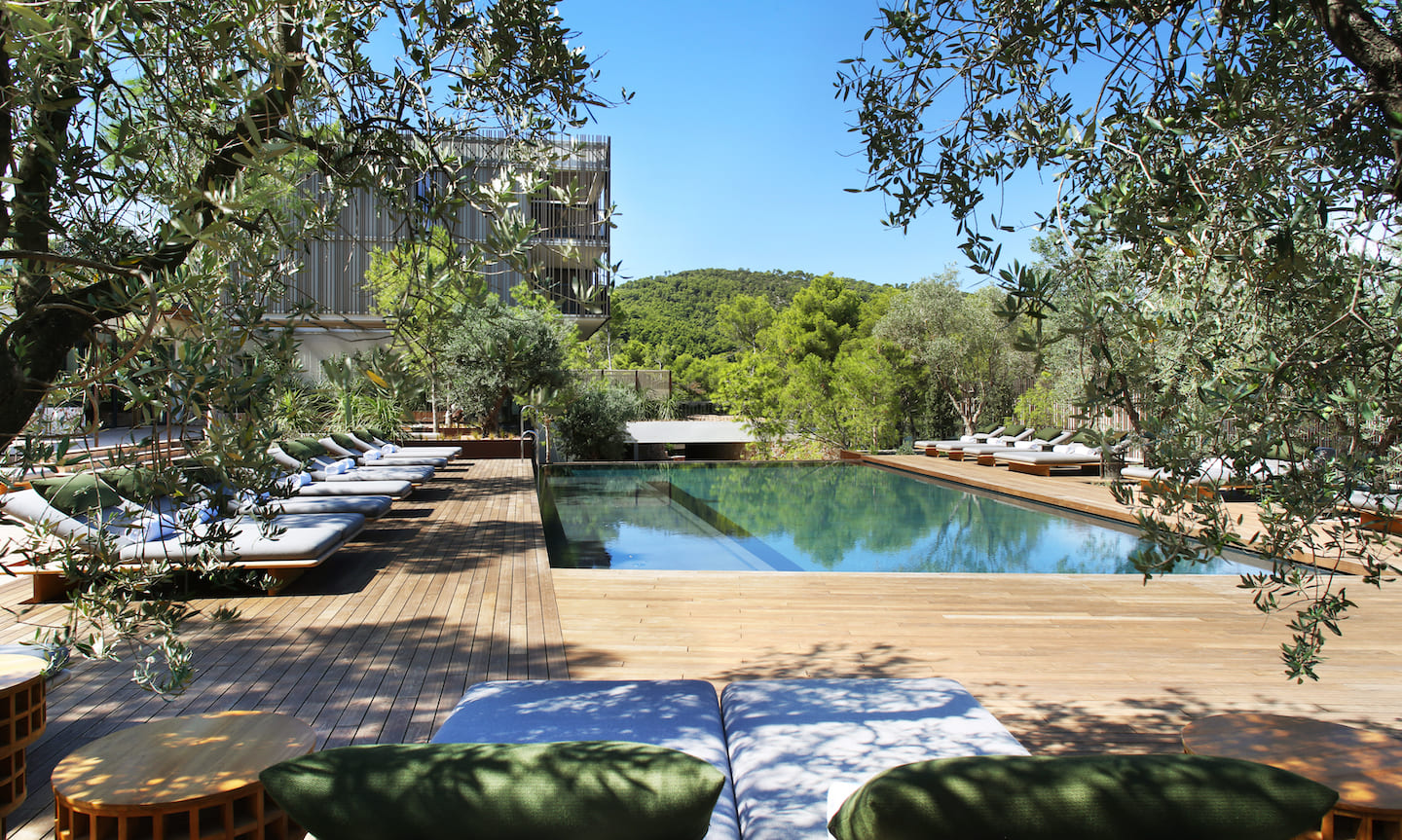 Select Green Hotels Maslina Resort Hvar Pool mit Liegestühlen und Natur im Hintergrund