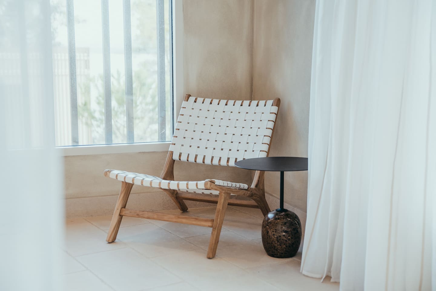 Select Green Hotels Maslina Resort Hvar Stuhl in der Ecke mit Beistelltisch