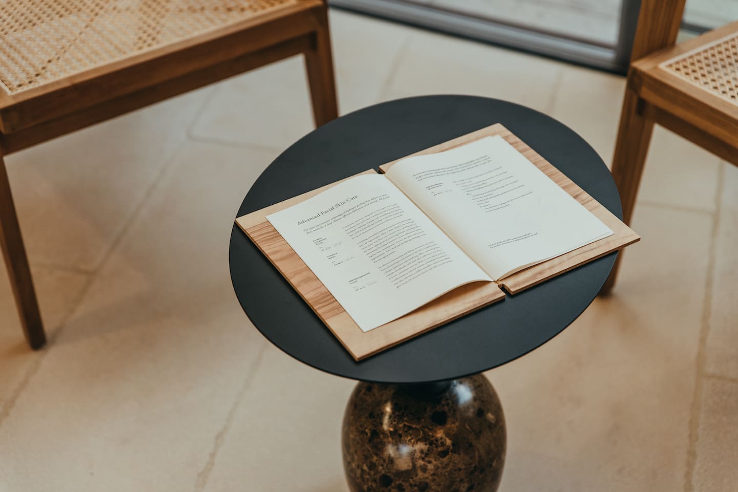 Select Green Hotels Maslina Resort Hvar offenes Buch auf schwarzem runden Tisch