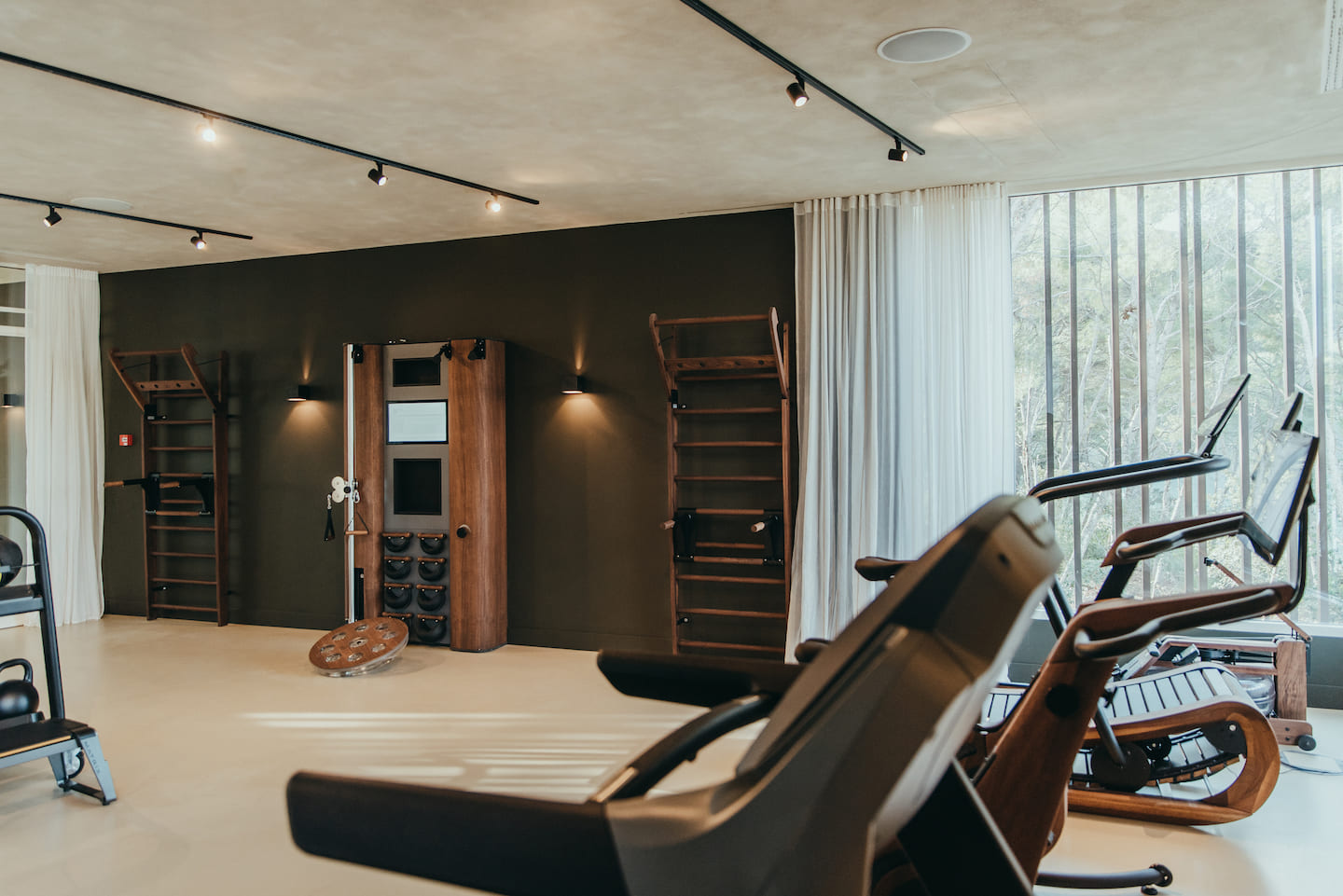 Select Green Hotels Maslina Resort Hvar Fitnessstudio mit Trainingsgeräten aus Holz