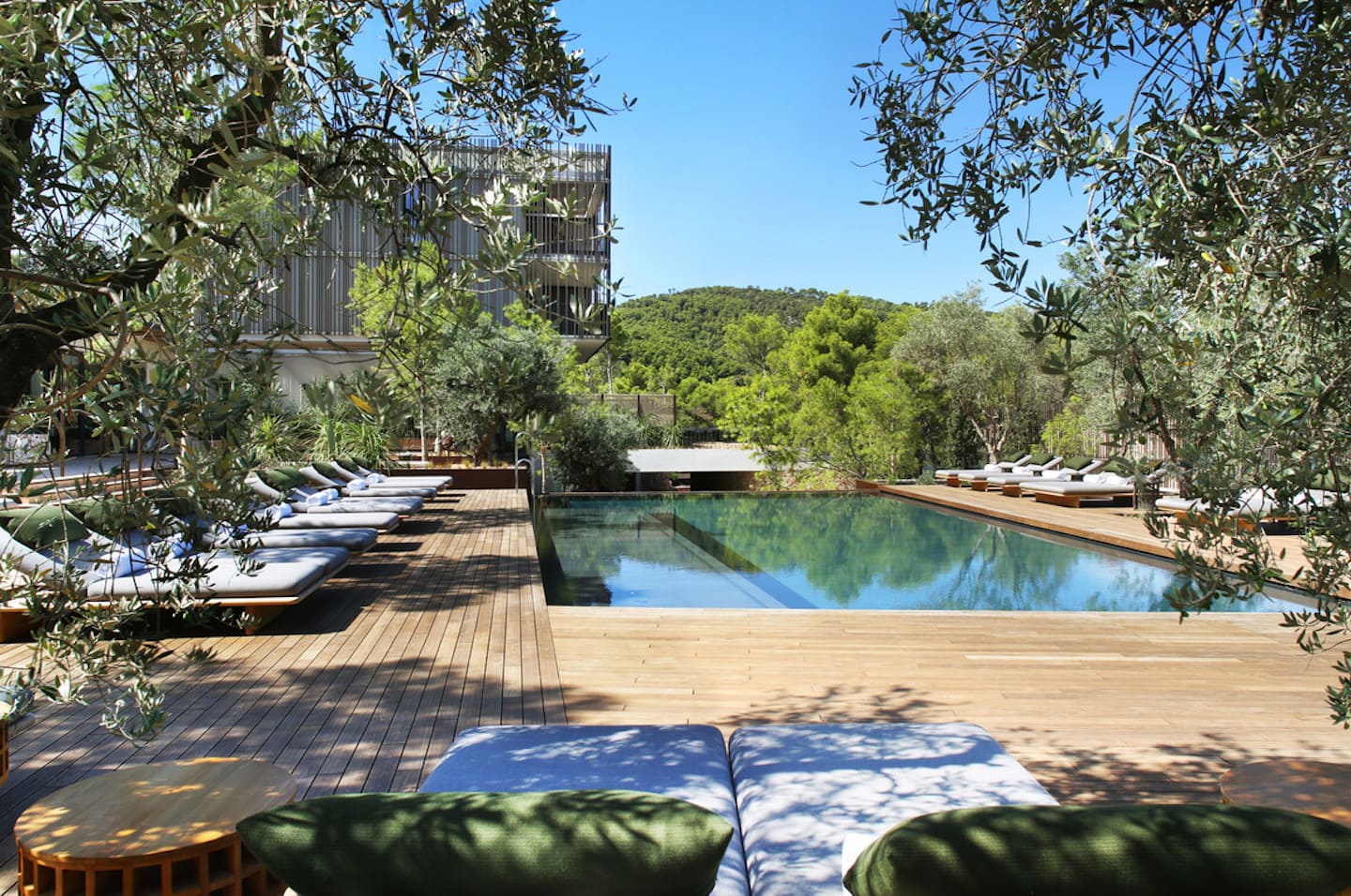 Select Green Hotels Maslina Resort Hvar Pool Landschaft mit Liegestühlen und Natur im Hintergrund