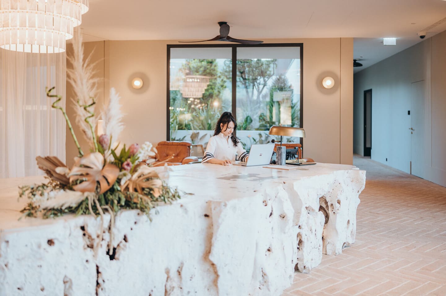 Select Green Hotels Maslina Resort Hvar Rezeption mit Naturstein Theke