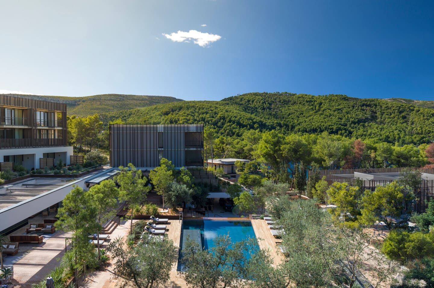Select Green Hotels Maslina Resort Hvar Pool aus der Vogelperspektive mit Natur im Hintergrund