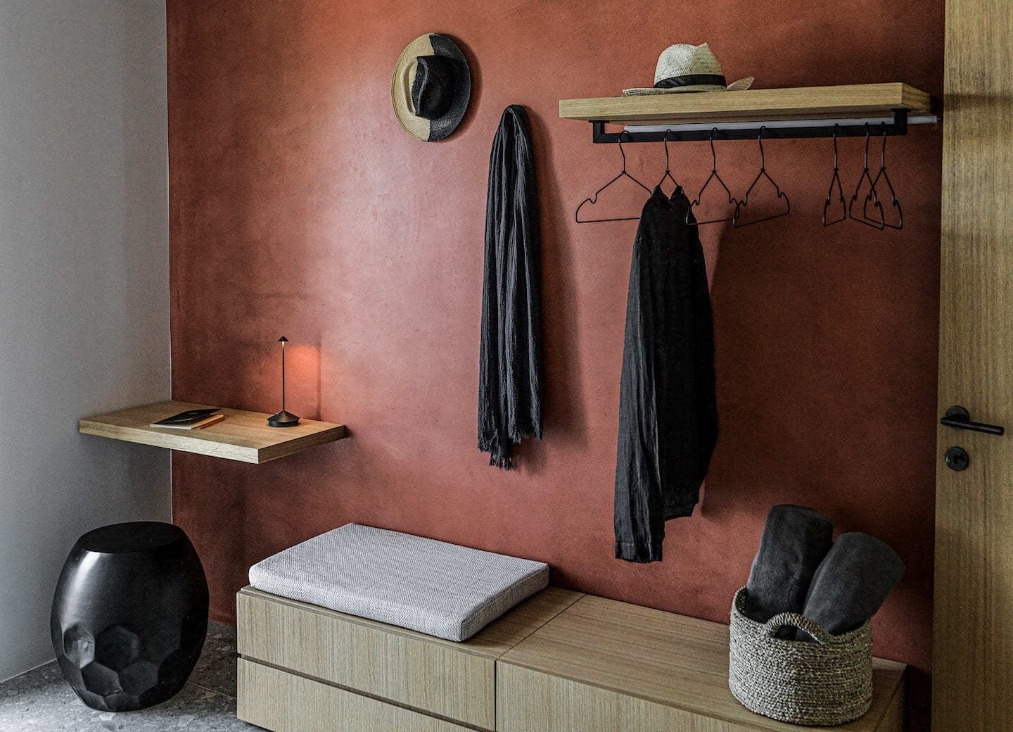 Select Green Hotels Mimi and Coco Villas Garderobe mir roter Wand