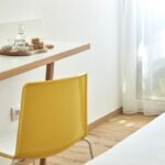 Select Green Hotels Olive Green Heraklion Zimmer mit Stuhl und Tisch