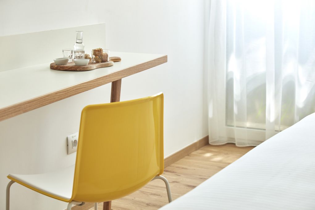 Select Green Hotels Olive Green Heraklion Zimmer mit Stuhl und Tisch