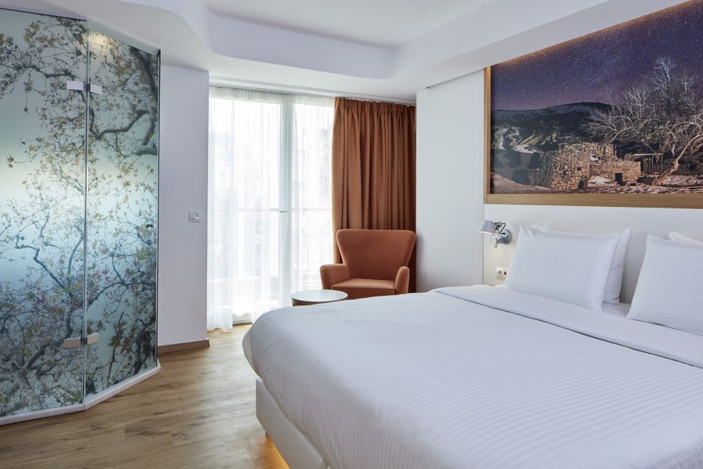 Select Green Hotels Olive Green Heraklion Zimmer mit orangen Gardinen