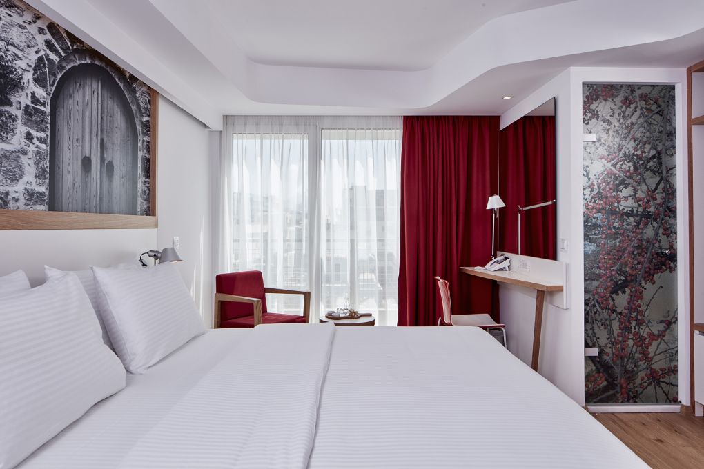 Select Green Hotels Olive Green Heraklion Zimmer mit roten Gardinen