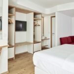 Select Green Hotels Olive Green Heraklion Zimmer mit Fernseher und sofa