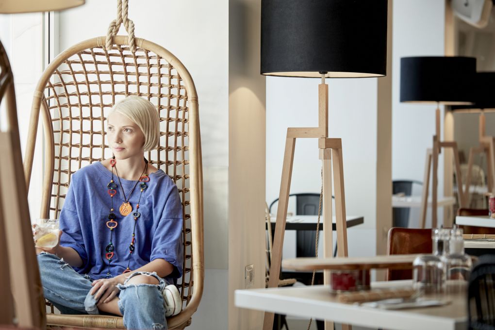 Select Green Hotels Olive Green Heraklion im Loungesessel sitzende Dame