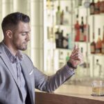 Select Green Hotels Olive Green Heraklion Bar sitzender Mann