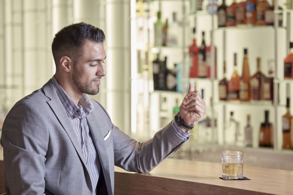 Select Green Hotels Olive Green Heraklion Bar sitzender Mann