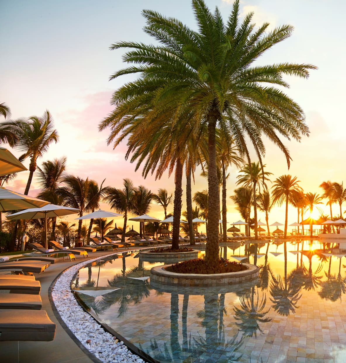 Select Green Hotels LUX* Belle Mare pool und Palmen