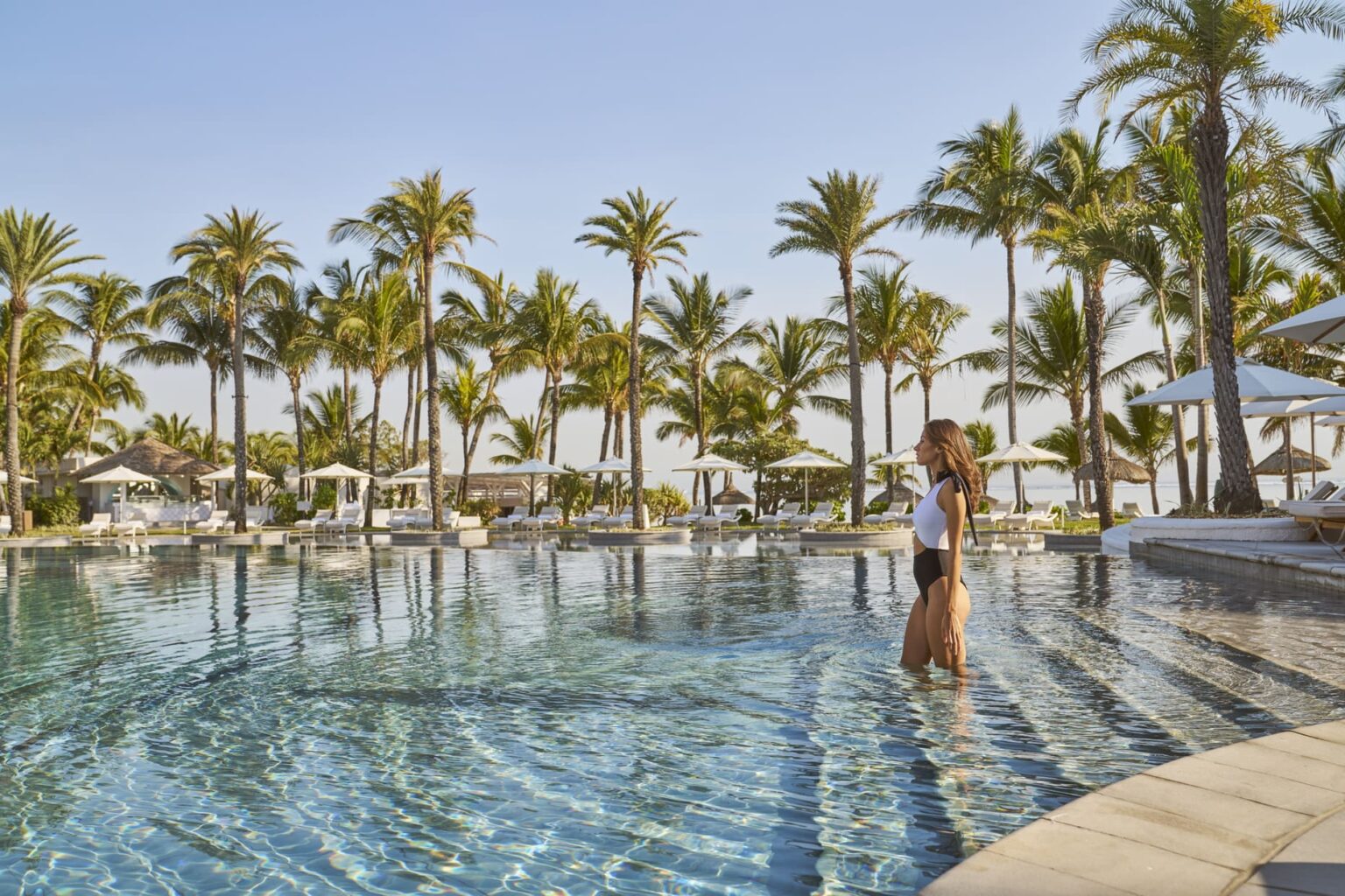 Select Green Hotels LUX* Belle Mare Pool und Palmen