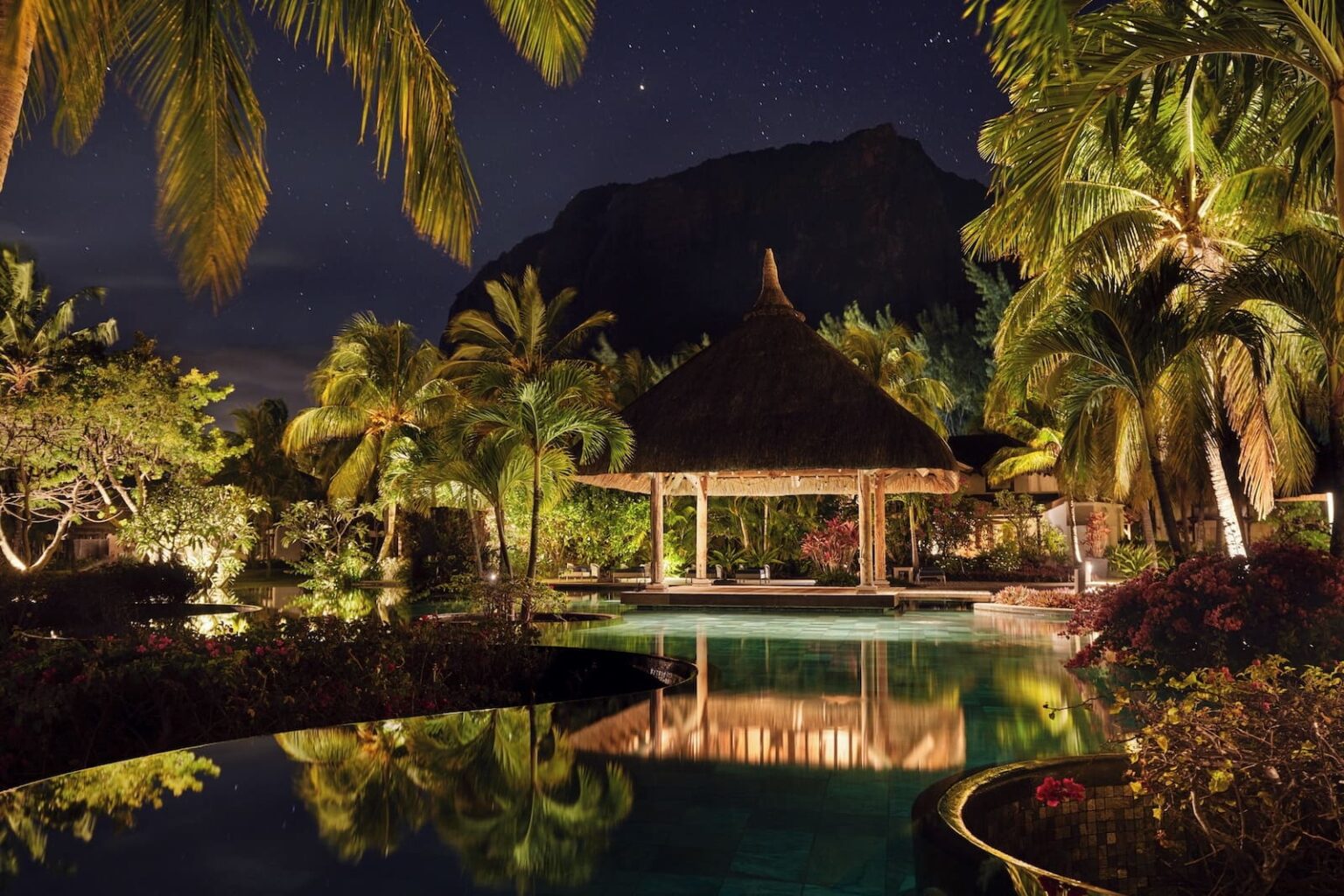 Select Green Hotels LUX Le Morne pool bei Nacht