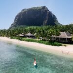 Select Green Hotels LUX Le Morne Strand mit Frau auf dem SUP und Le Morne Berg im Hintergrund