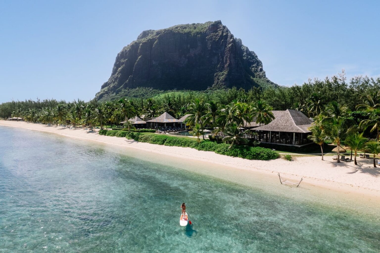 Select Green Hotels LUX Le Morne Strand mit Frau auf dem SUP und Le Morne Berg im Hintergrund