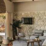 Select Green Hotels Mimi and Coco Villas Sofas in offenen Räumen mit Fernseher