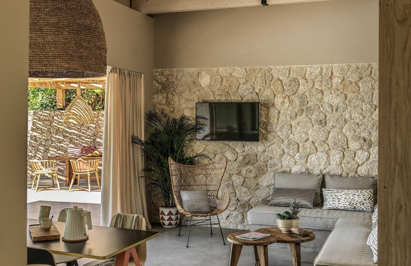 Select Green Hotels Mimi and Coco Villas Sofas in offenen Räumen mit Fernseher