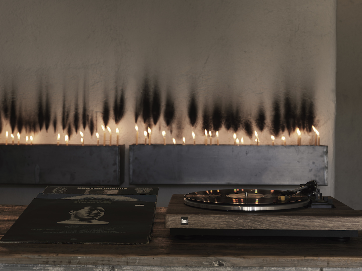 Select Green Hotels Nomad Mykonos Schallplattenspieler mit Kerzen im Hintergrund