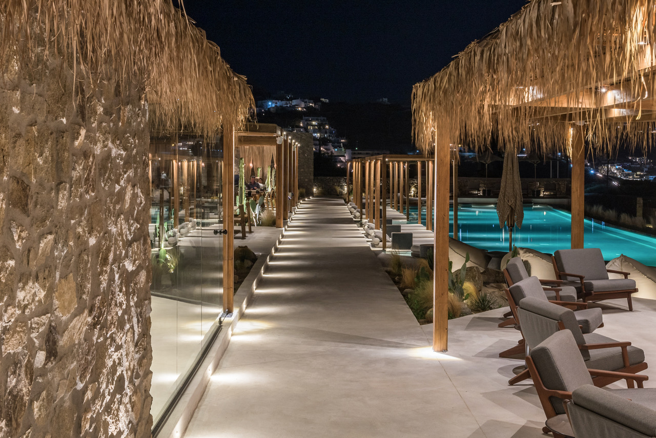 Select Green Hotels Rocabella Mykonos Terasse Abends mit Pool