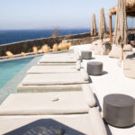 Select Green Hotels Rocabella Mykonos Pool Liegen mit Meerblick