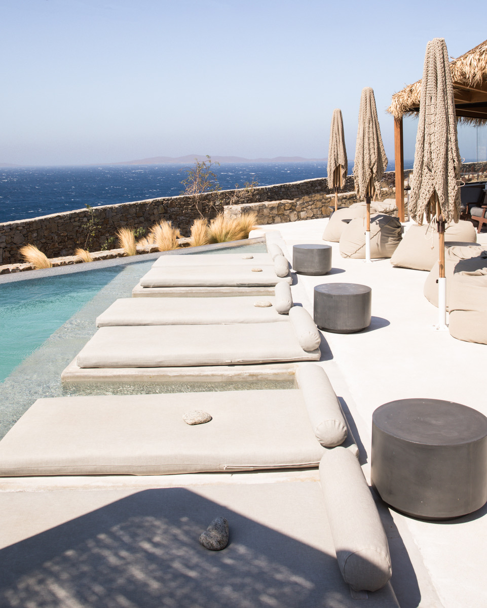 Select Green Hotels Rocabella Mykonos Pool Liegen mit Meerblick