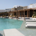 Select Green Hotels Rocabella Mykonos pool tagsüber mit Liegestühlen