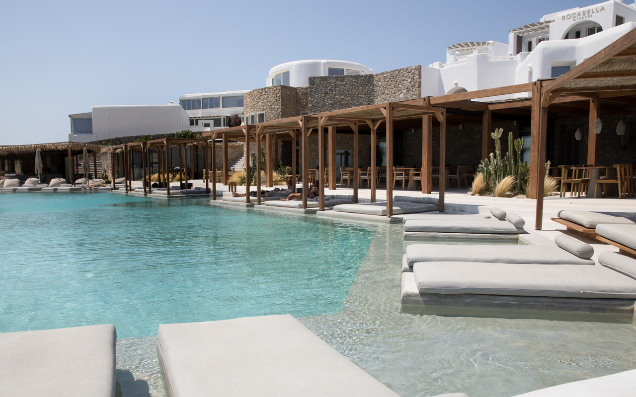 Select Green Hotels Rocabella Mykonos pool tagsüber mit Liegestühlen