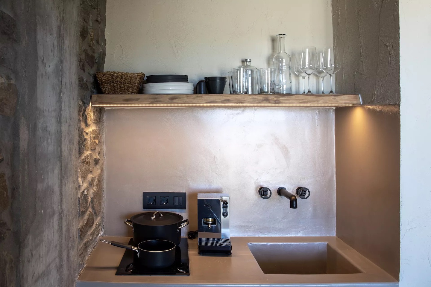 Select Green Hotels SeeSoo Paros Waschbecken mit Siebträgermaschine und Herd