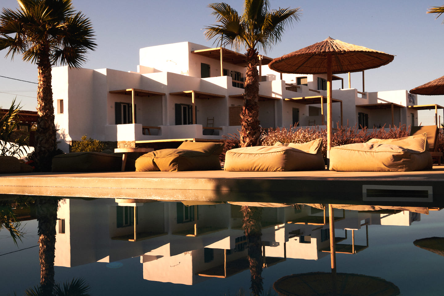 Select Green Hotels SeeSoo Paros pool am Abend mit Sessel