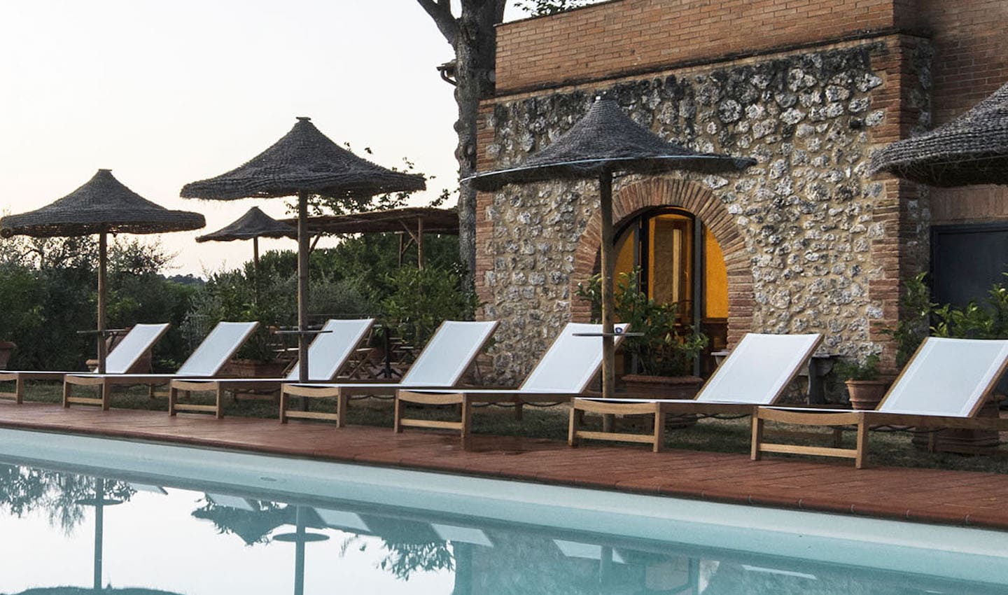 Vegan Agrivilla i pini Toskana Pool und Liegestühle