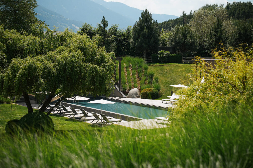 Select Green Hotels Seehof Nature Retreat Adults-Only Wellness Hotel außenpool im grünen