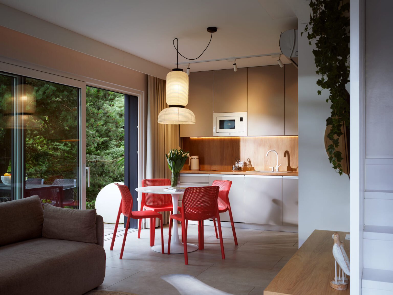 Skarpa Resort Ostsee Polen küche mit roten Stühlen